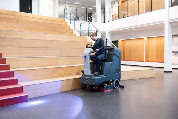 Advance SC4000, Floor Sweeper Scrubber,  28  and 32 , 33 Gallon, Battery, Ride On, Cylindrical Cheap - Image 3